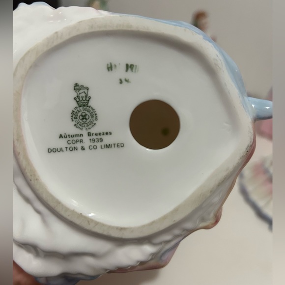 Royal Doulton Vintage Figurine Autumn Breezes - Picture 5 of 6